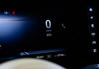 Подержанный автомобиль Voyah Dream 2023 года (11 фото)