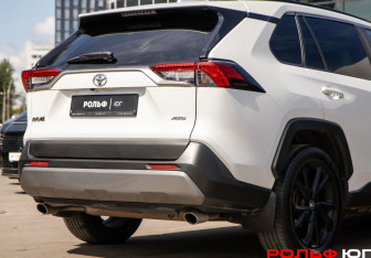 Подержанный автомобиль Toyota RAV4 2021 года (16 фото)