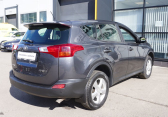 Подержанный автомобиль Toyota RAV4 2015 года (5 фото)