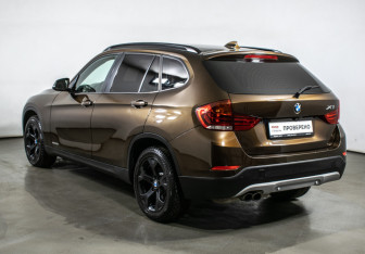 Подержанный автомобиль BMW X1 2014 года (7 фото)