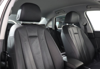 Подержанный автомобиль Audi A4 Sedan 2019 года (16 фото)