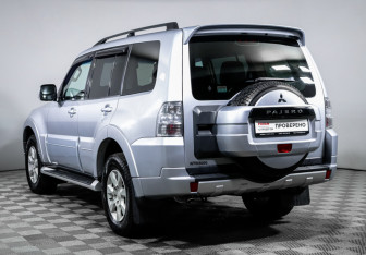 Подержанный автомобиль Mitsubishi Pajero 2013 года (7 фото)