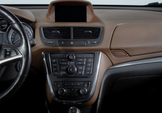 Подержанный автомобиль Opel Mokka 2012 года (13 фото)