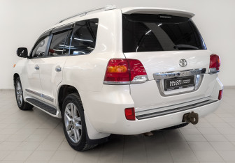 Подержанный автомобиль Toyota Land Cruiser Suv 2012 года (7 фото)