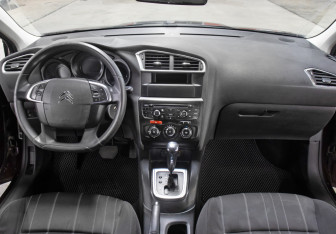 Подержанный автомобиль Citroen C4 Hatchback 2011 года (14 фото)