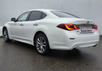 Подержанный автомобиль Infiniti Q70 2015 года (7 фото)