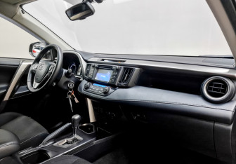 Подержанный автомобиль Toyota RAV4 2015 года (11 фото)