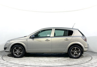 Подержанный автомобиль Opel Astra Hatchback 2011 года (8 фото)