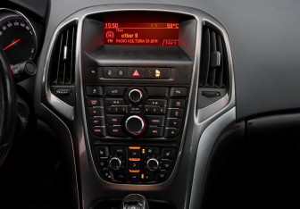 Подержанный автомобиль Opel Astra Sedan 2013 года (12 фото)