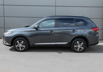 Подержанный автомобиль Mitsubishi Outlander 2021 года (8 фото)