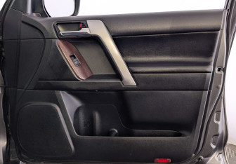 Подержанный автомобиль Toyota Land Cruiser Prado 2015 года (25 фото)