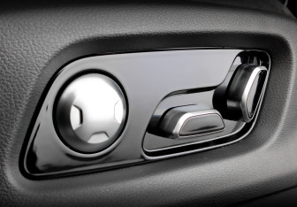 Подержанный автомобиль Hongqi E-HS9 2022 года (21 фото)