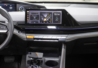 Подержанный автомобиль Changan UNI-V 2023 года (15 фото)