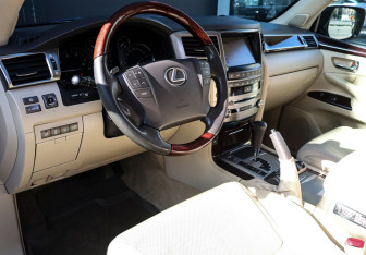 Подержанный автомобиль Lexus LX 2012 года (14 фото)