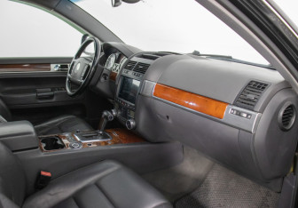 Подержанный автомобиль Volkswagen Touareg 2004 года (9 фото)