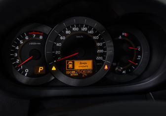 Подержанный автомобиль Toyota RAV4 2011 года (11 фото)