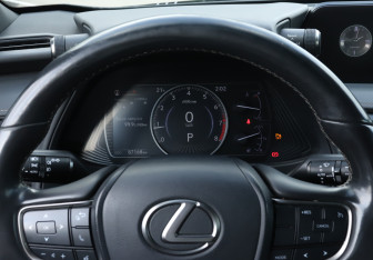 Подержанный автомобиль Lexus UX 2019 года (11 фото)