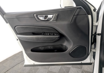 Подержанный автомобиль Volvo XC60 2020 года (19 фото)