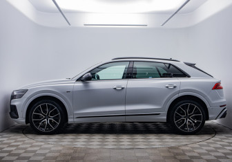 Подержанный автомобиль Audi Q8 2018 года (8 фото)