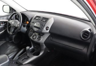 Подержанный автомобиль Toyota RAV4 2008 года (6 фото)