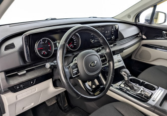 Подержанный автомобиль Kia Carnival 2021 года (16 фото)