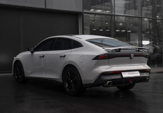 Подержанный автомобиль Changan UNI-V 2023 года (7 фото)