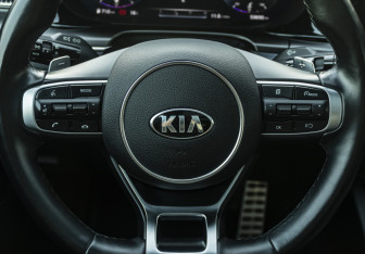 Подержанный автомобиль Kia K5 2021 года (11 фото)