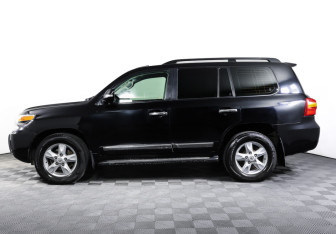 Подержанный автомобиль Toyota Land Cruiser Suv 2012 года (8 фото)