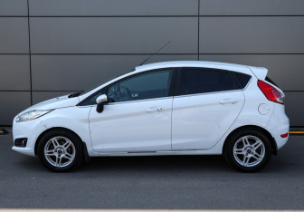 Подержанный автомобиль Ford Fiesta Hatchback 2015 года (8 фото)