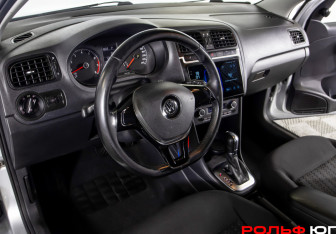 Подержанный автомобиль Volkswagen Polo Sedan 2017 года (18 фото)