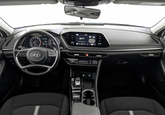 Подержанный автомобиль Hyundai Sonata 2021 года (14 фото)