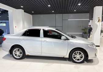 Подержанный автомобиль Toyota Corolla Sedan 2008 года (4 фото)