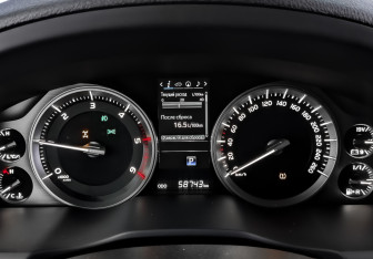 Подержанный автомобиль Toyota Land Cruiser Suv 2016 года (16 фото)