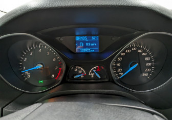 Подержанный автомобиль Ford Focus Hatchback 2012 года (24 фото)