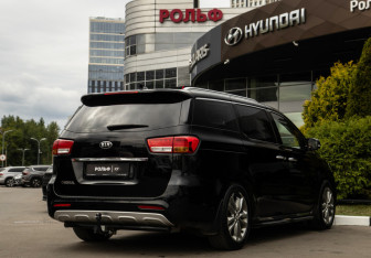 Подержанный автомобиль Kia Carnival 2017 года (4 фото)