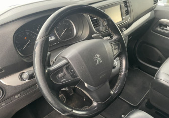 Подержанный автомобиль Peugeot Traveller 2018 года (12 фото)