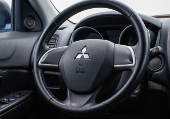 Подержанный автомобиль Mitsubishi ASX 2013 года (15 фото)