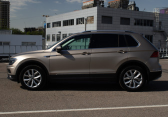 Подержанный автомобиль Volkswagen Tiguan 2017 года (8 фото)