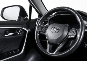 Подержанный автомобиль Toyota RAV4 2020 года (13 фото)