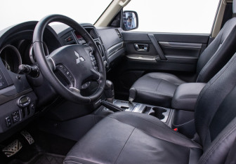 Подержанный автомобиль Mitsubishi Pajero 2012 года (9 фото)