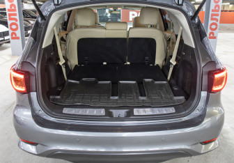 Подержанный автомобиль Infiniti QX60 2017 года (11 фото)