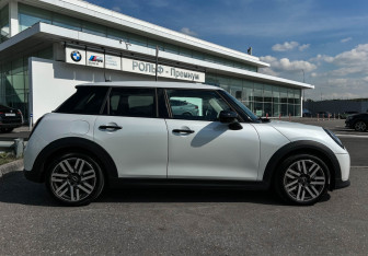 Подержанный автомобиль MINI Hatch 2025 года (4 фото)