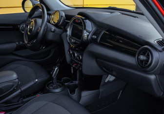 Подержанный автомобиль MINI Hatch 2018 года (7 фото)