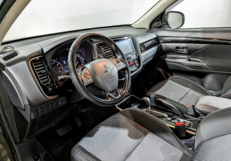 Подержанный автомобиль Mitsubishi Outlander 2020 года (16 фото)