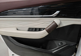 Подержанный автомобиль Geely Monjaro 2023 года (16 фото)