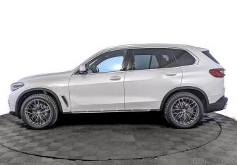 Подержанный автомобиль BMW X5 2018 года (8 фото)