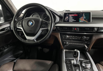 Подержанный автомобиль BMW X5 2016 года (15 фото)