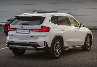 Подержанный автомобиль BMW X1 2023 года (5 фото)