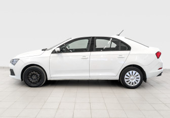 Подержанный автомобиль Skoda Rapid Liftback 2021 года (8 фото)