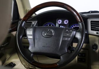 Подержанный автомобиль Lexus LX 2011 года (16 фото)